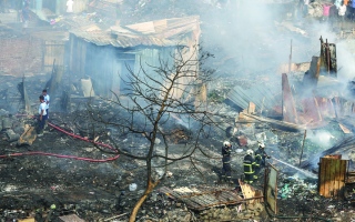 الصورة: اندلاع حريق كبير في أحد الأحياء الفقيرة بضواحي مومباي الهندية