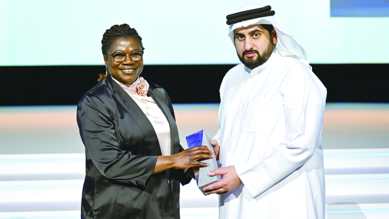 أحمد بن محمد خلال تكريم رينيه إميلكار. وام