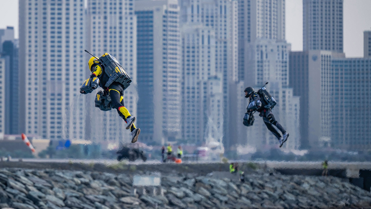 المتنافسون استخدموا بدلات خاصة بمحركات نفاثة. من المصدر