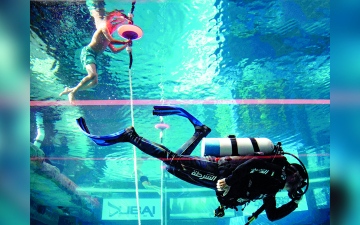 الصورة: بطولة فزاع لـ «الحياري».. من البحر إلى أعمق حوض سباحة في العالم