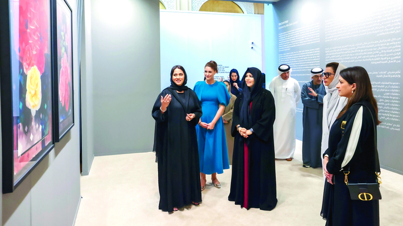 لطيفة بنت محمد اطلعت على أعمال «لقاءات» الذي تنظمه «مقتنيات دبي» ضمن «آرت دبي». من المصدر