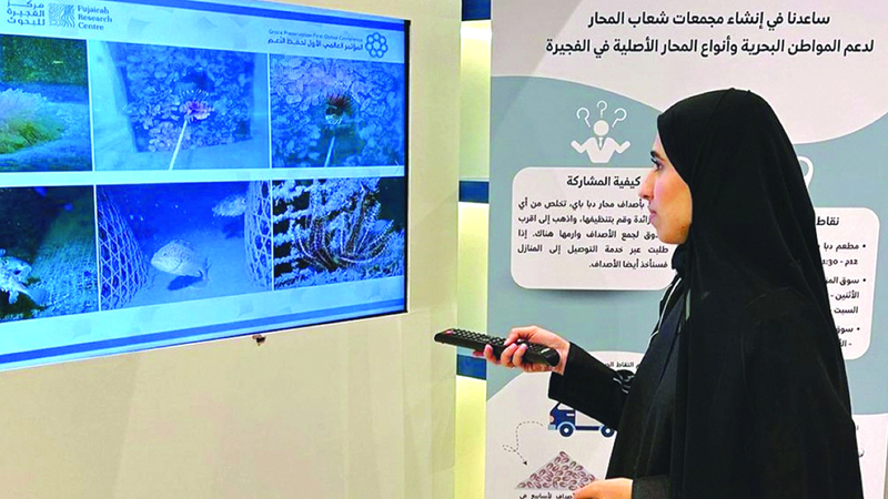 مريم الحفيتي تستعرض مشاركتها في مبادرة زراعة شعاب المحار. من المصدر