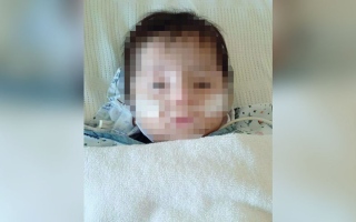 الصورة: متبرعان يسددان 19.5 ألف درهم كلفة علاج الرضيع «محمد خان»
