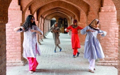 الصورة: صورة وتعليق.. طالبات يتعلمن رقصة «الكاثاك»
