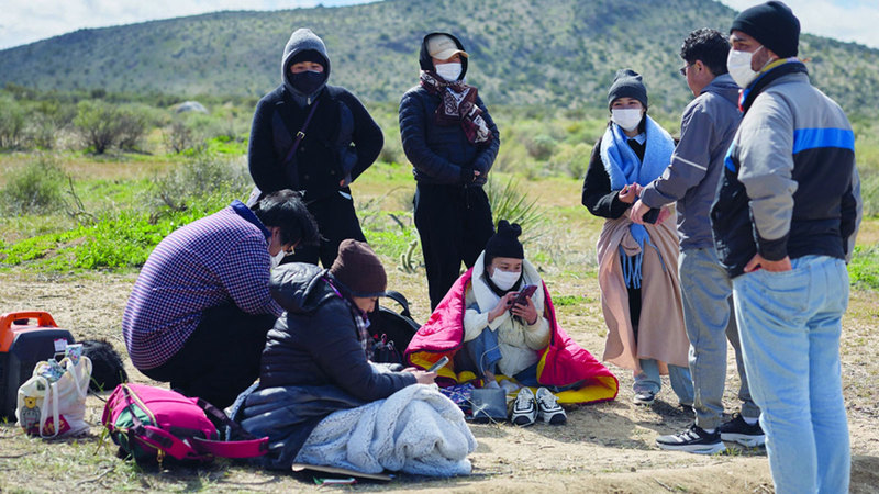 مهاجرون على الحدود الأميركية الجنوبية يحاولون دخول البلاد. إي.بي.إيه