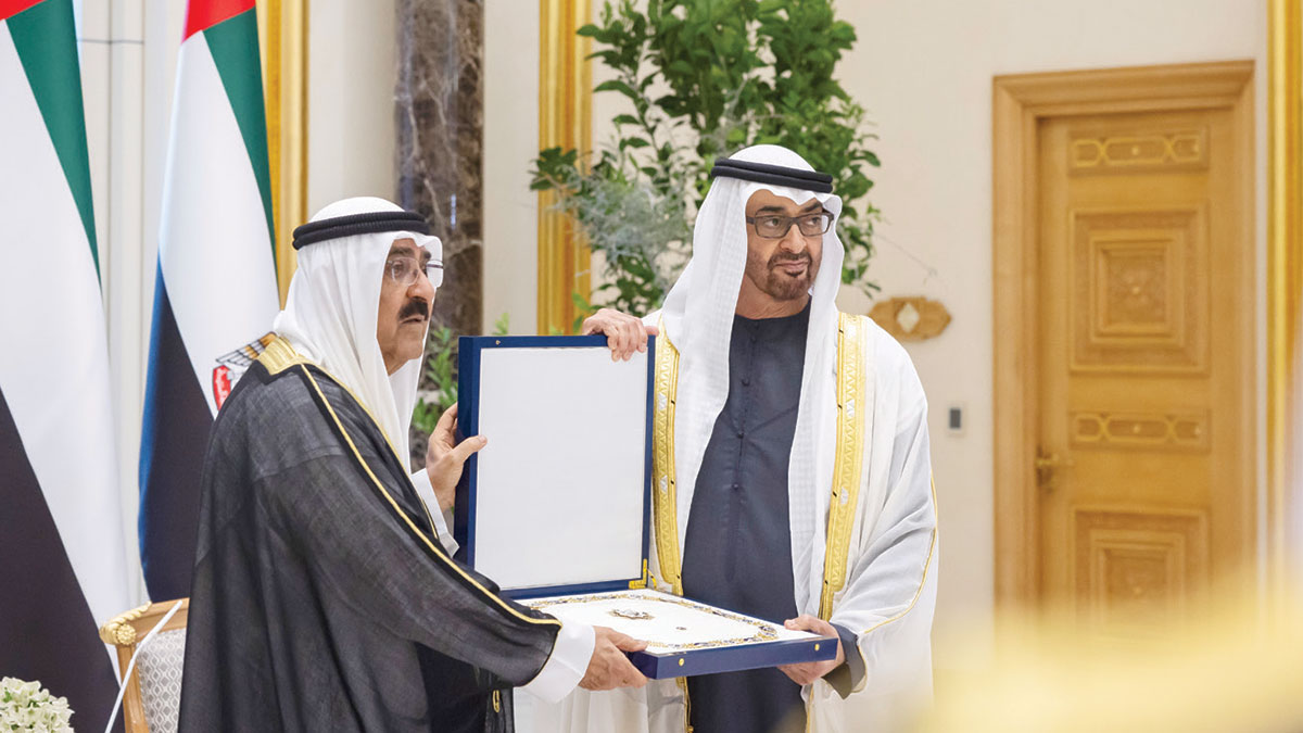 أمير الكويت يهدي محمد بن زايد &laquo;قلادة مبارك الكبير&raquo;. وام