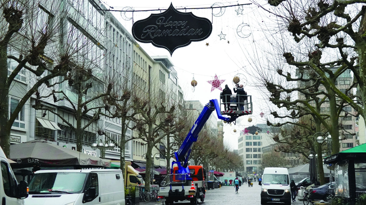 تم تركيب أهلّة ونجوم وكتابة عبارة «رمضان كريم». رويترز