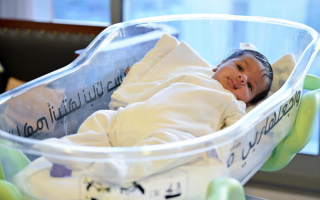 الصورة: أغلى دواء في العالم.. "برجيل أبوظبي" تنقذ طفلاً إماراتياً عمره "44" يوماً من الضمور العضلي بـعقار "زولنجسما"
