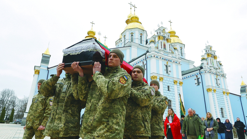 جنود أوكرانيون يشيعون أحد قتلى القوات المسلحة. أ.ف.ب