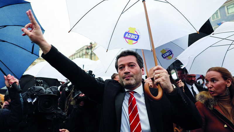 زعيم «شيغا» مع أنصاره قبل الانتخابات. رويترز