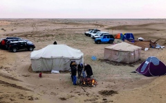 الصورة: عراقيون يفرون من حياة المدينة الصاخبة إلى الكثبان الرملية          