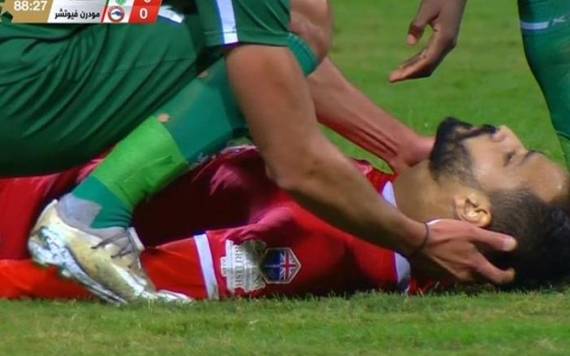 الصورة: سقوط مروع للاعب مصري أثناء المباراة.. عضلة القلب توقفت ساعة ونصف (فيديو)