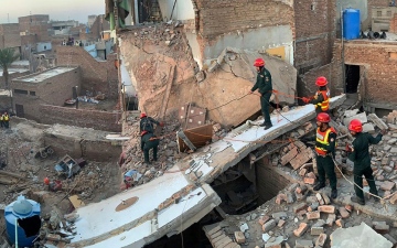 الصورة: 9 قتلى بانهيار مبنى سكني في باكستان