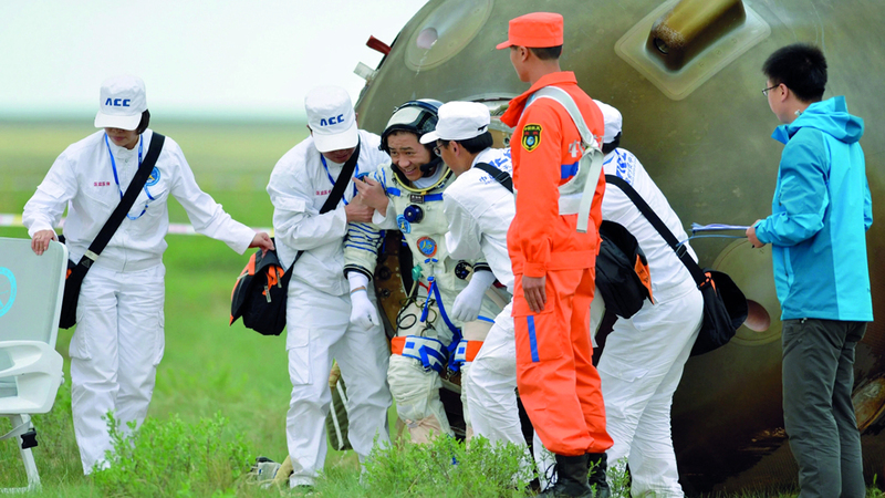 رائد فضاء صيني لدى عودته من مهمة في الفضاء. أرشيفية