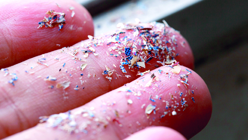 في 2015 تم اكتشاف مواد بلاستيكية دقيقة للغاية عالقة في الهواء. من المصدر