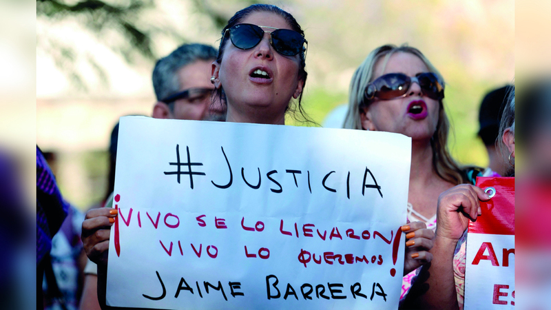 أصدقاء وأقارب وأفراد أسرة الصحافي خايمي باريرا يطالبون بالعثور عليه. أ.ف.ب