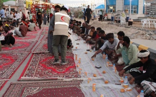 الصورة: «الهلال الأحمر الإماراتي» ترعى أطول سفرة «إفطار صائم» في المكلا باليمن