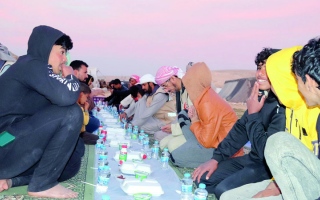 الصورة: «الهلال الأحمر» تنفذ إفطار صائم لقاطني الخيم العشوائية قرب المخيم الإماراتي الأردني