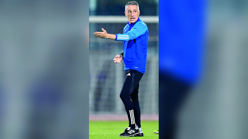 المدرب بينتو يعطي تعليماته للاعبي &laquo;الأبيض&raquo;. من المصدر