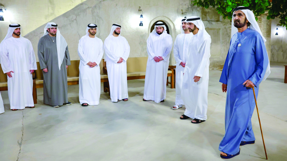 محمد بن راشد خلال استقباله المهنئين بشهر رمضان المبارك في مجلس الشندغة بدبي. وام