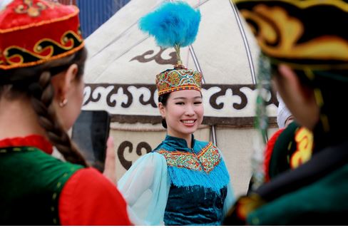 النيروز هو العام الفارسي الجديد الذي تحتفل به المجموعات العرقية المختلفة في جميع أنحاء العالم