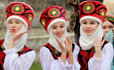 الأزياء التقليدية خلال احتفال عيد النوروز في بيشكيك بقيرغيزستان. الصور عن وكالات