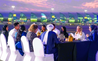 الصورة: إفطار على خلفية الهبوط والإقلاع في دبي.. أول مأدبة رمضانية على مدرج طائرات