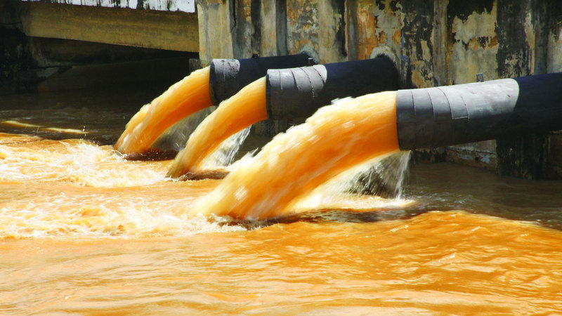 مياه عادمة من أحد مصانع النسيج. أرشيفية
