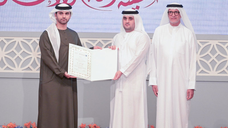 منصور بن محمد خلال تكريم الشخصية الإسلامية لهذا العام، حيث تسلم الجائزة نيابة عنها سعيد بن محمد. من المصدر