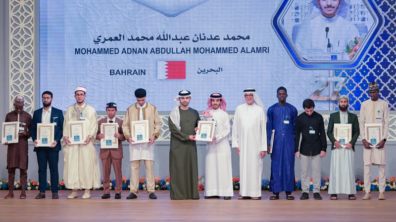 منصور بن محمد كرّم أعضاء لجنة التحكيم والفائزين بالمراكز الـ10 الأولى في المسابقة. من المصدر