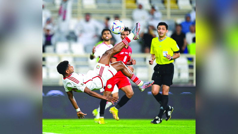 يحيى الغساني يسدد الكرة من الوضع الطائر خلال مباراة المنتخب أمام اليمن.  من المصدر