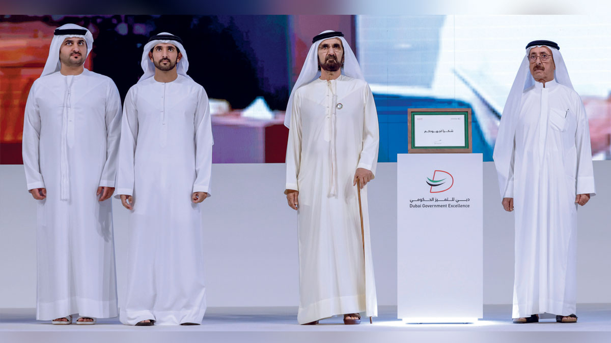 محمد بن راشد خلال حفل تكريم الفائزين ضمن برنامج دبي للتميز الحكومي 2024. من المصدر
