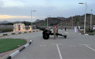 مدفع شرطة دبي يجمع أهالي منطقة حتا في أجواء رمضانية دينية