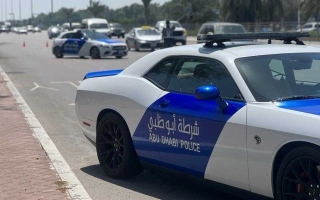 الصورة: شرطة أبوظبي تحذر من مخاطر التوقف في وسط الطريق