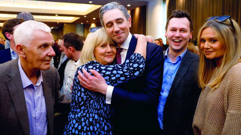 هاريس يعانق والدته بعد إعلان فوزه بزعامة الحزب. رويترز