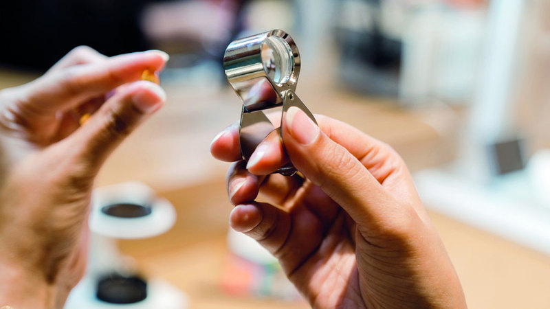 دورات المدرسة تركز على تاريخ المجوهرات وعالم الأحجار الكريمة وبراعة تقنيات صناعة المجوهرات.  من المصدر