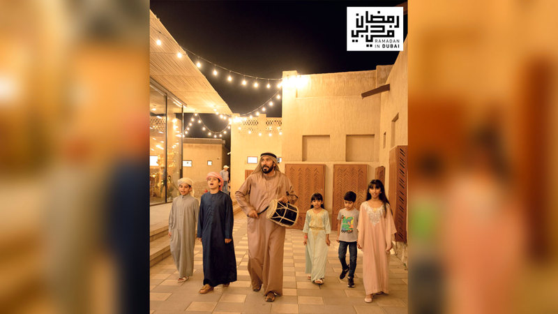 من خلال مسار «بوطبيلة» تستعيد «دبي للثقافة» طقوس «مسحراتي رمضان». من المصدر