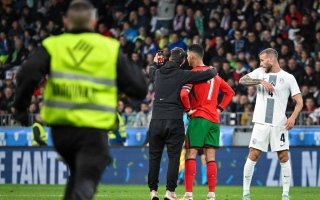 الصورة: مشجع يلتقط "سيلفي" مع رونالدو أثناء المباراة.. والبرتغال تسقط أمام سلوفينيا (فيديو)