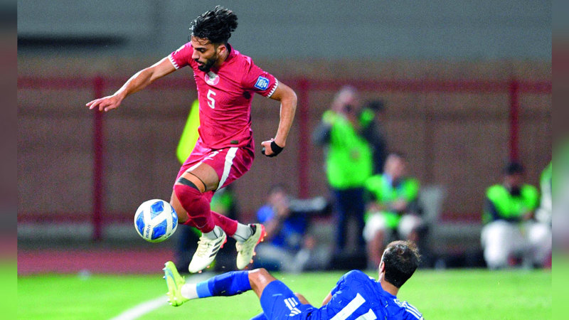 لاعب قطر طارق سلمان أمام الكويت. أ.ف.ب