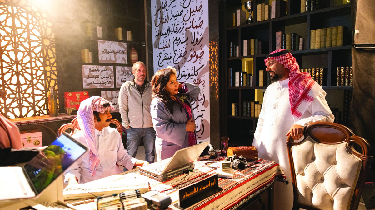 أيوب يوسف (يمين) وإيمان السيد وخليل الرميثي في كواليس «المفتش فصيح». الإمارات اليوم