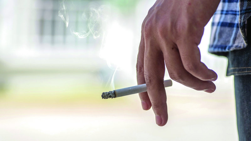 الأطباء أوضحوا أن التدخين على معدة خالية يهدد الجهازين الهضمي والتنفسي. أرشيفية