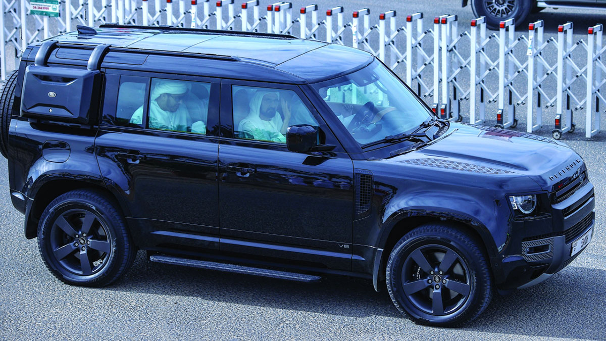 محمد بن راشد يتابع جانباً من مهرجان الهجن. وام