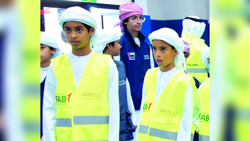حمدان وأحمد بن محمد بن خليفة آل نهيان خلال مشاركتهما في مبادرة «أفطر». من المصدر
