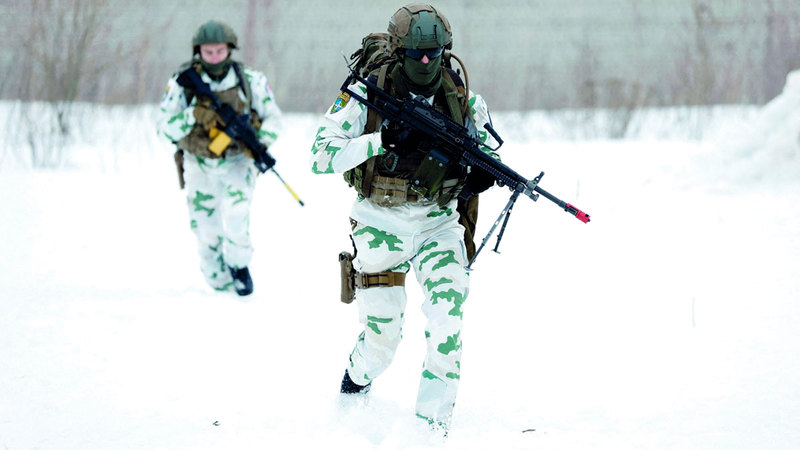 جنود من «الناتو» يتدربون في قاعدة أمامية في جبال الألب. رويترز