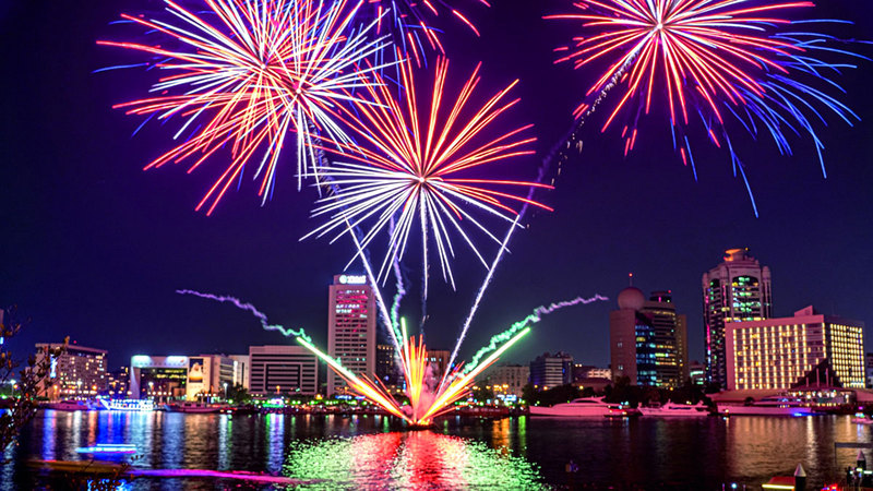 عروض الألعاب النارية المبهرة تضيء  سماء مدينة دبي خلال نهاية عطلة هذا الأسبوع. من المصدر