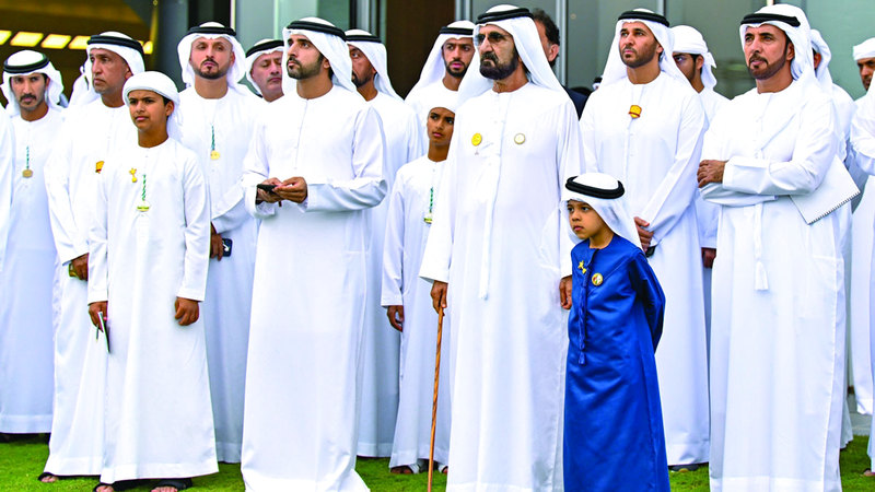 محمد بن راشد خلال متابعته أمسية «كأس دبي العالمي» بحضور حمدان بن محمد. من المصدر