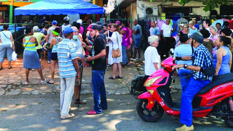 طوابير من الكوبيين لشراء الطعام بسبب نقصه في الأسواق. أ.ف.ب