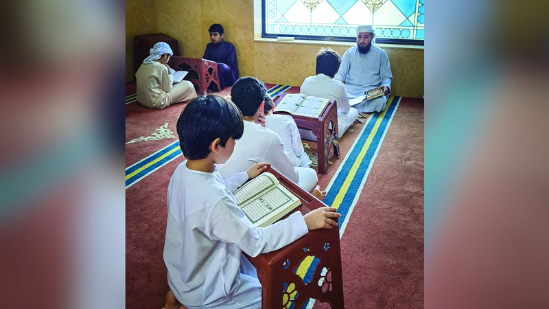 ناشئة في حلقة تحفيظ قرآن بمسجد الفاروق في دبي.   تصوير: أحمد عرديتي