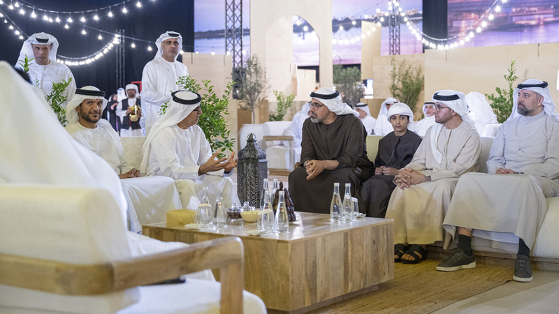 خالد بن محمد خلال حضوره الأمسية الرمضانية لموظفي حكومة أبوظبي وعائلاتهم في مركز «أدنيك». وام