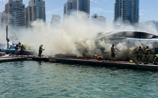 الصورة: دفاع مدني دبي يسيطر على حريق بيخت في المارينا